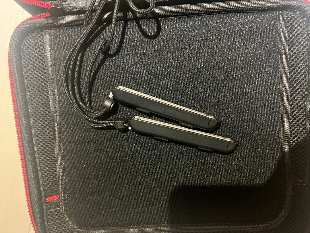 Switch とJoy-Conと収納ケースとゲーム三つ セットで出品