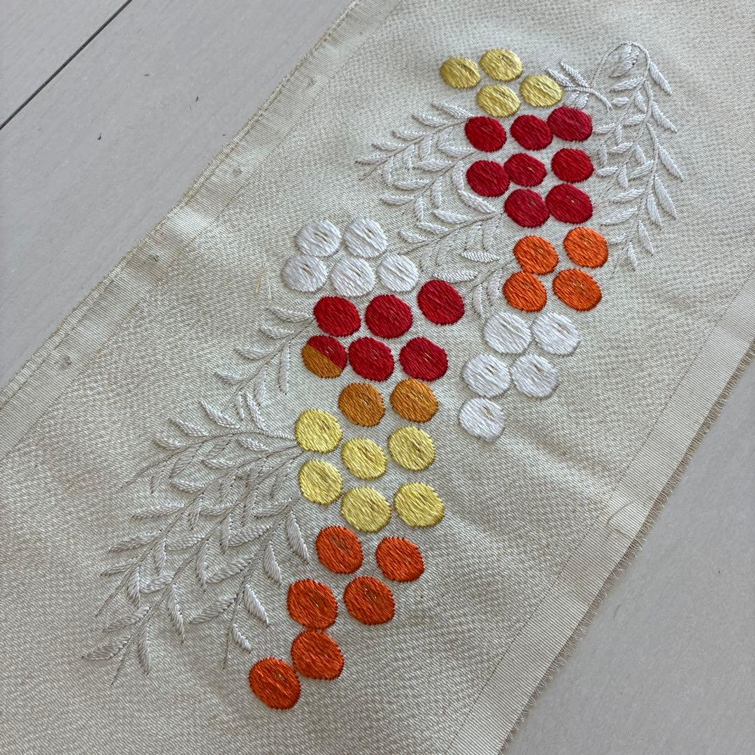 ■6239■アンティーク■正絹縮緬■時代物　薄い鳥の子色　南天柄　刺繍半衿■