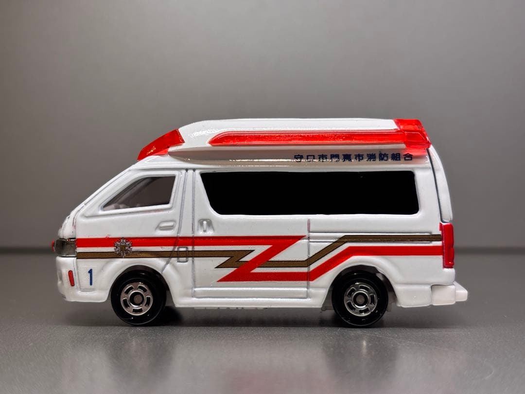 k トミカ救急車「カスタム」