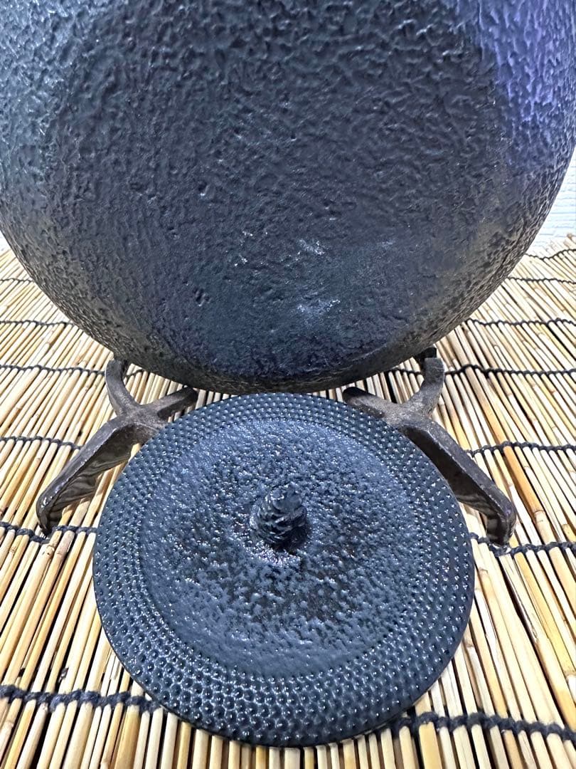 未使用品、付属品付　南部雲南堂鍋元造１５型丸平形アラレ　鉄瓶　南部鉄瓶　南部鉄器