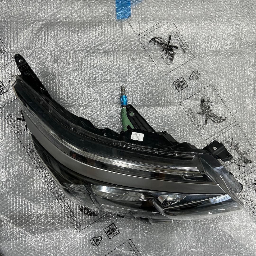 ヴォクシー右ヘッドライト