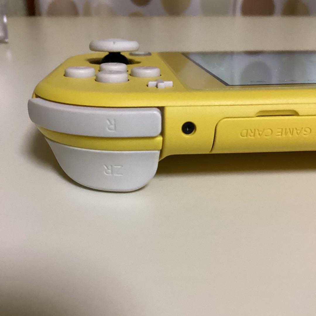 任天堂　Switchライト　イエロー　本体と充電器