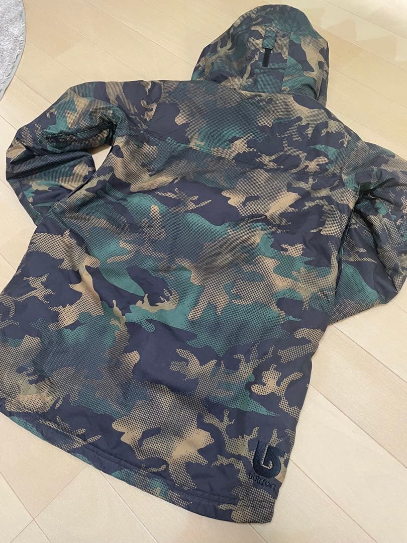 バートン　キッズ　迷彩フード付きウェアと緑色パンツセット