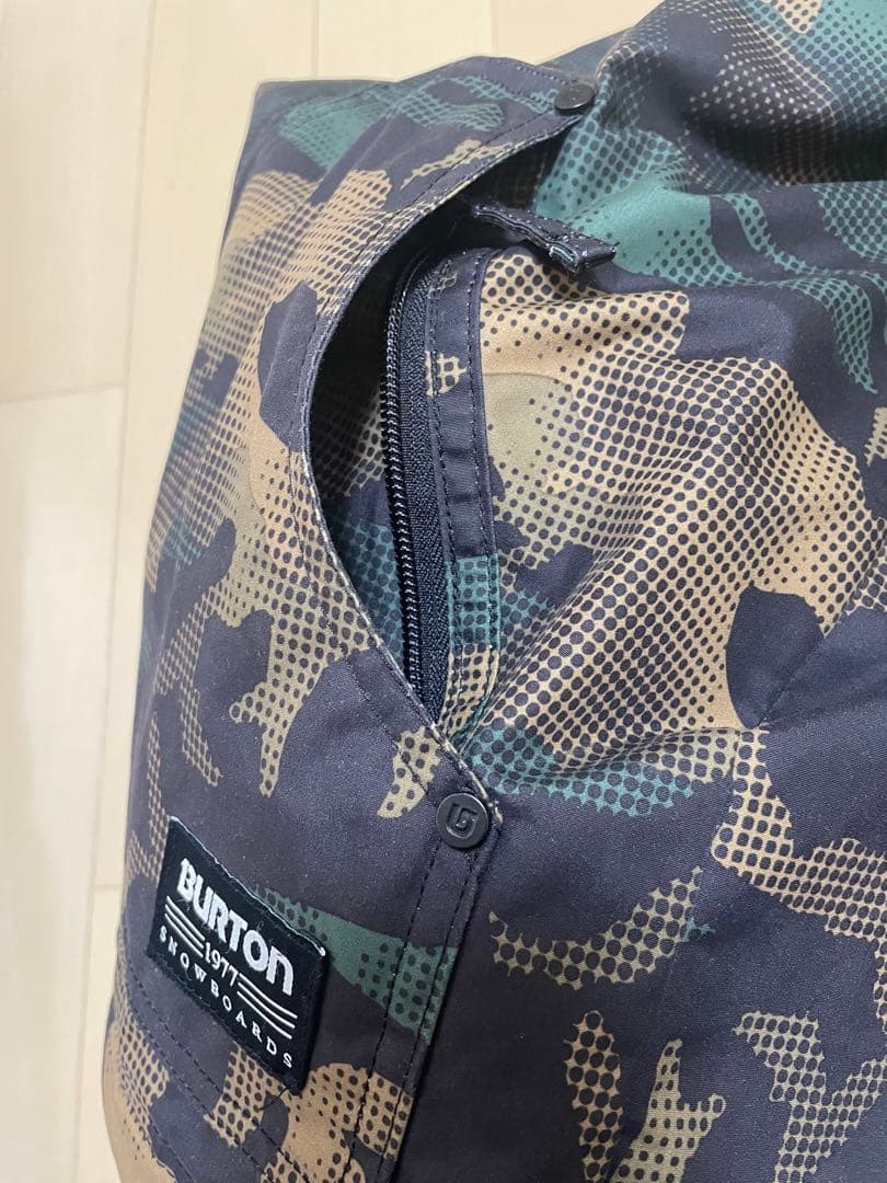 バートン　キッズ　迷彩フード付きウェアと緑色パンツセット