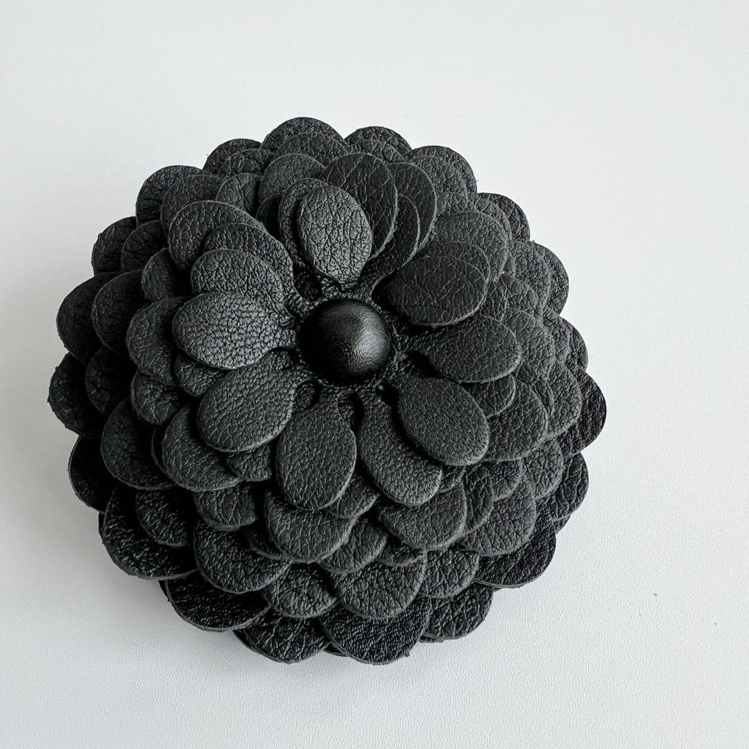 美品　LOEWE　ロエベ　チャーム　スタッドフラワー　レザー　ブラック　花