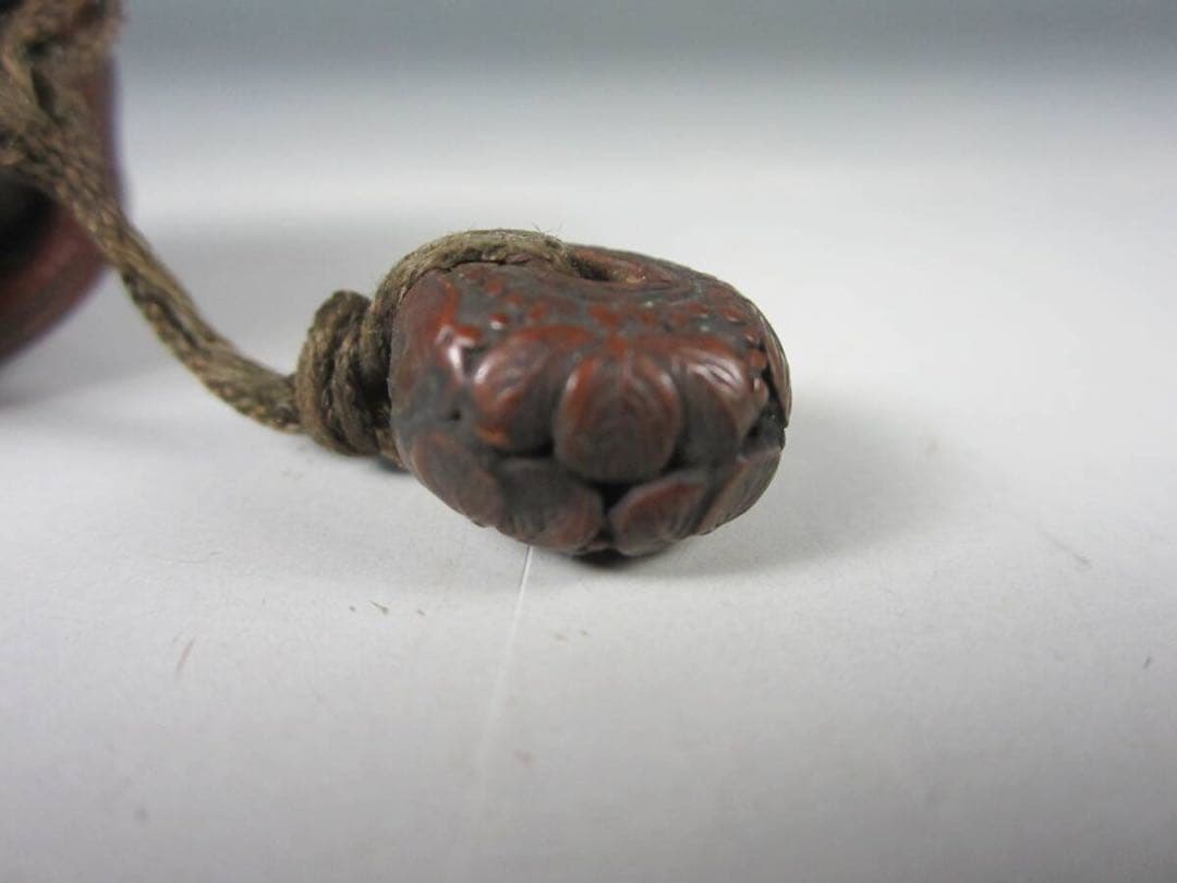 専用 木の実 木彫刻 桐紋彫 緒締め玉 柘植？紐通し 細密細工 古美術