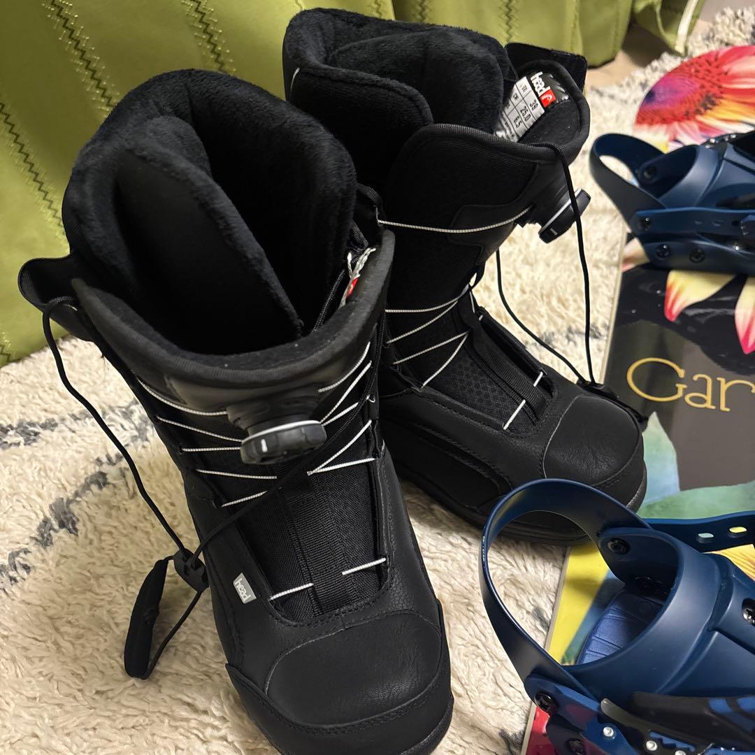 女性用スノーボードブーツとバインディングセット