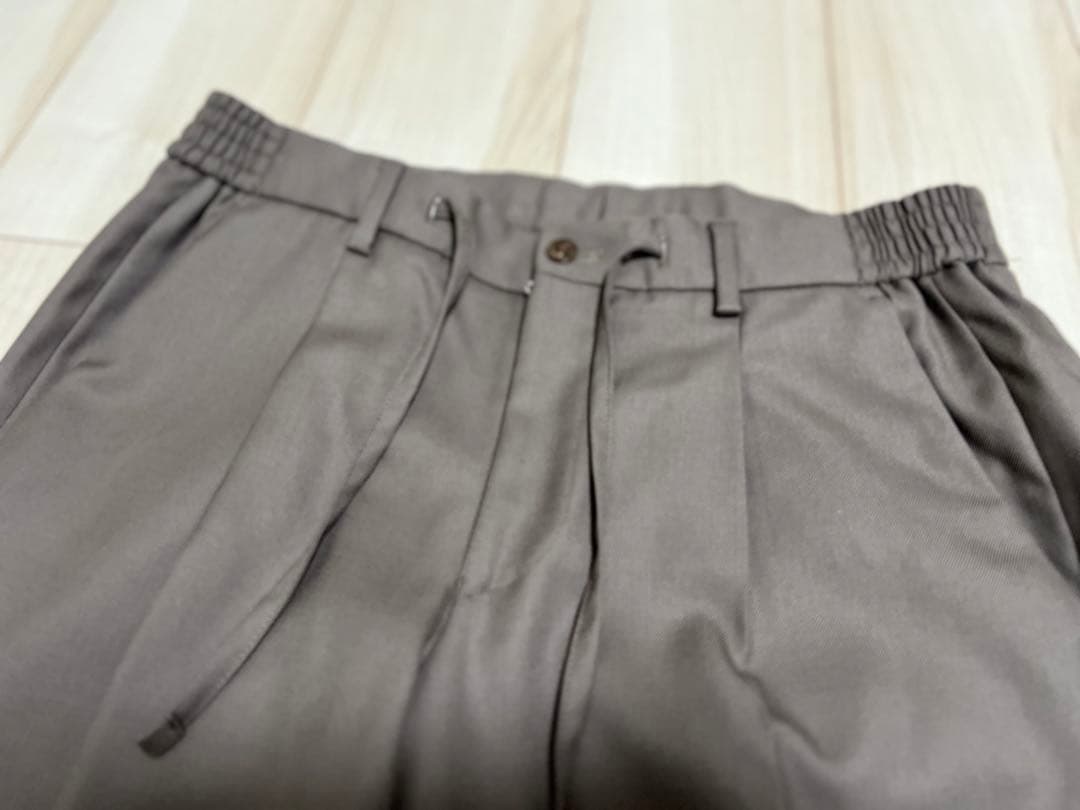 サージ 1プリーツ サイドギャザー イージースリムテーパード/パンツ