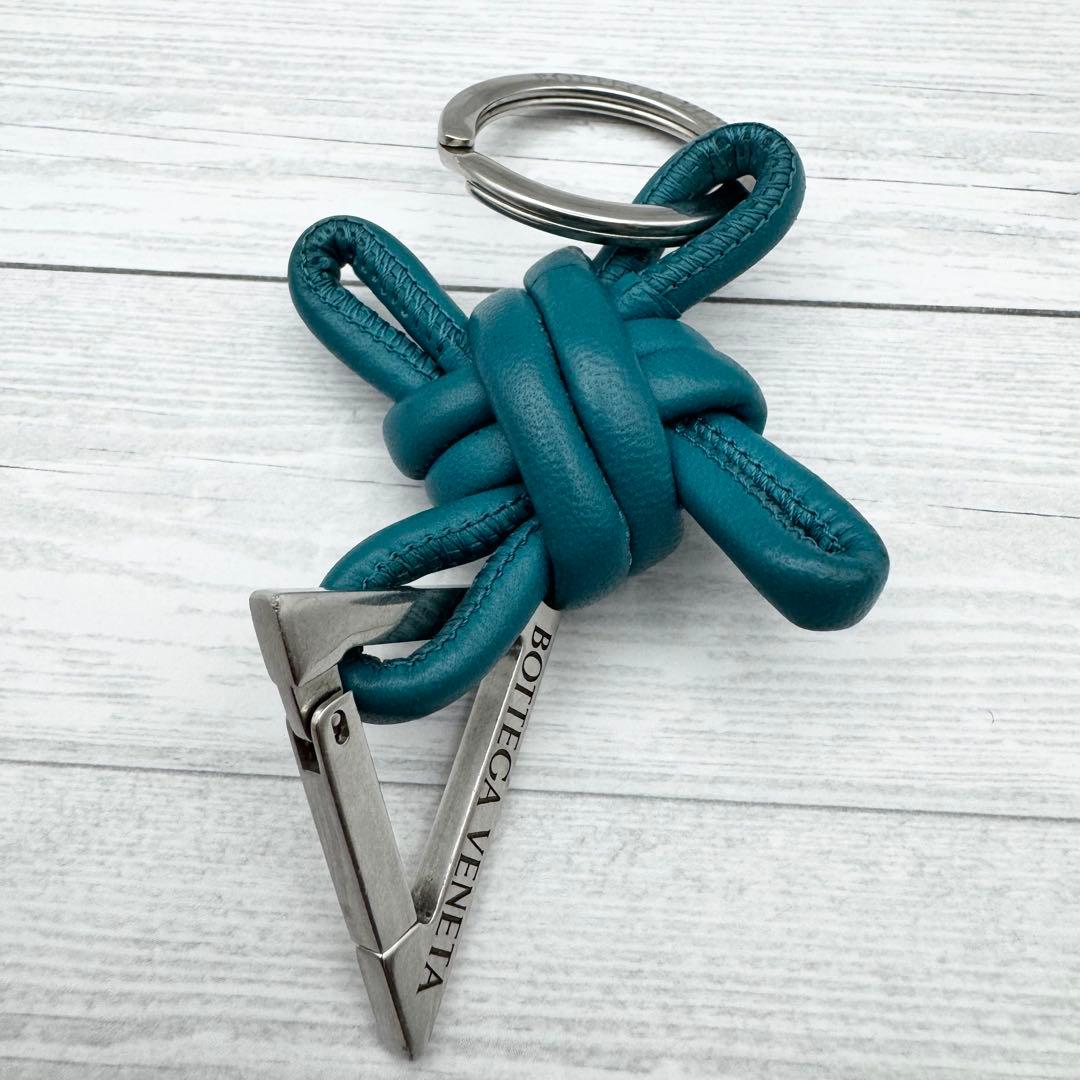 【美品】ボッテガヴェネタ トライアングル ツイスト キーホルダー ブルー