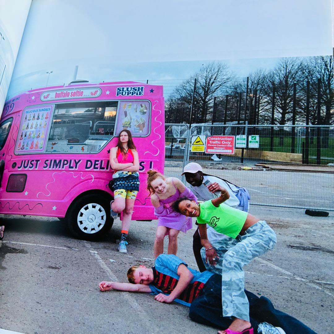 洋書　BUFFALO PINK