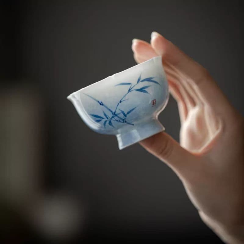 青い竹模様の陶器茶碗