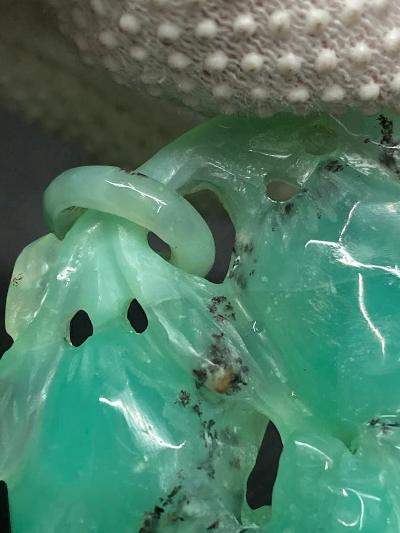 希少 アンティーク 天然翡翠 本翡翠 特殊黒入り 透かし彫り ペンダントトップ