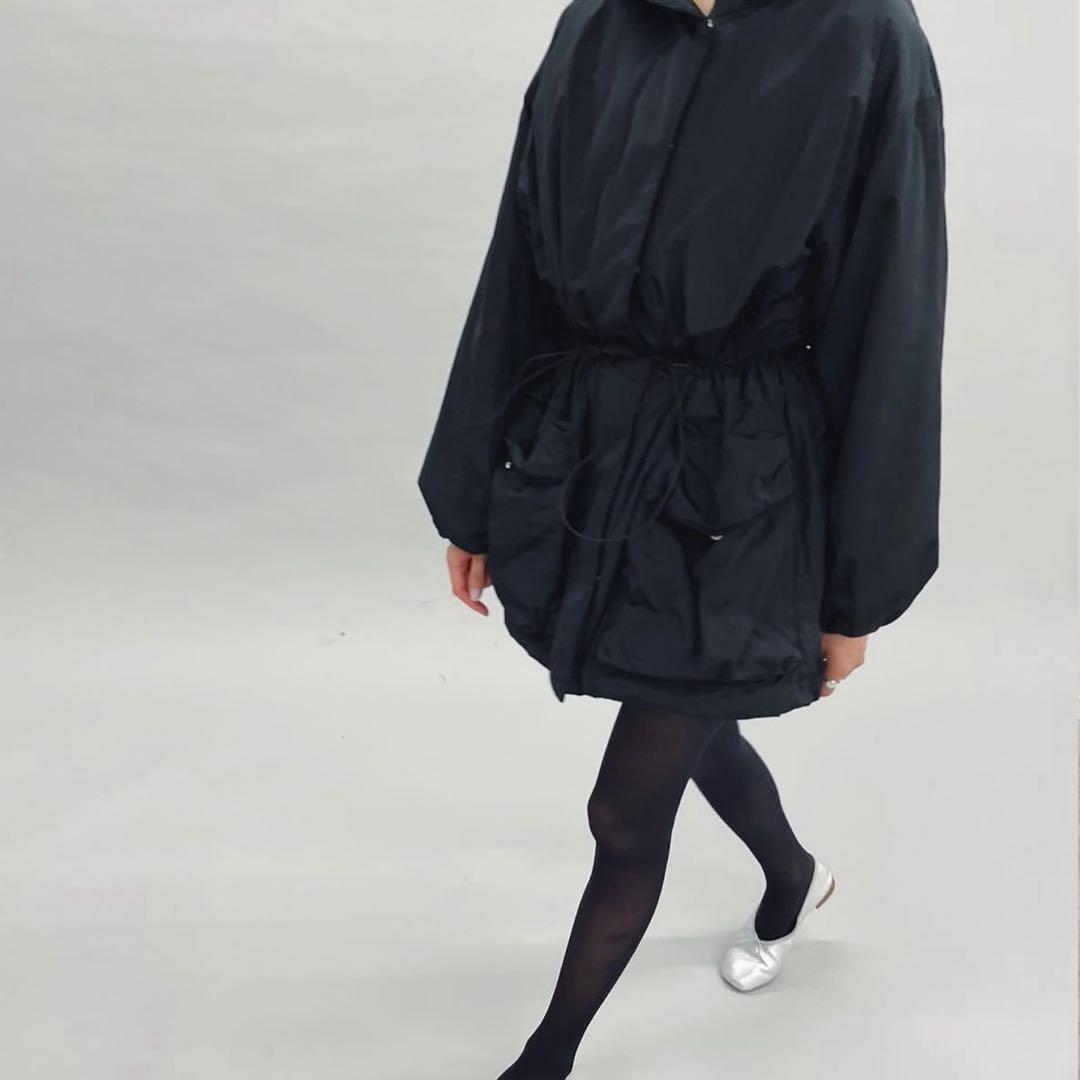 ウエストドローストリング付き黒ジャケット