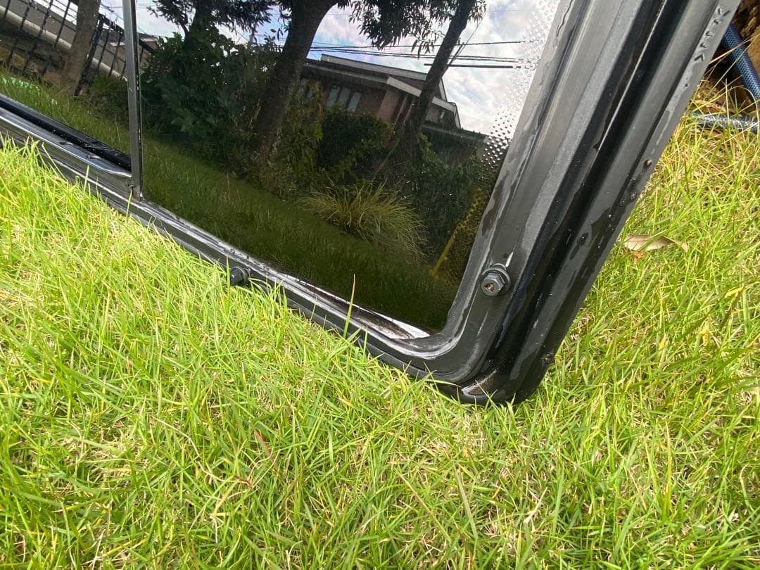 フォルクスワーゲン・ユーロバン　ウェストファリア用の右スライドドアの窓ガラス