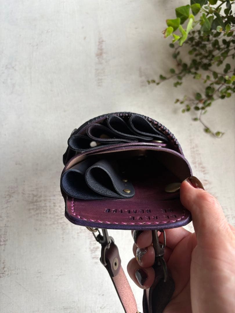 手染めレッドパープル、ローズ型押しのシザーケース