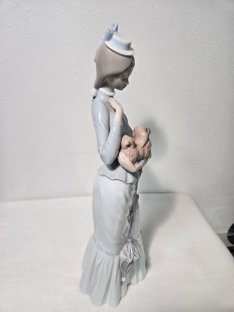 LLADRO 置物 リヤドロ 4893 仔犬とお散歩　仔犬を抱く貴婦人