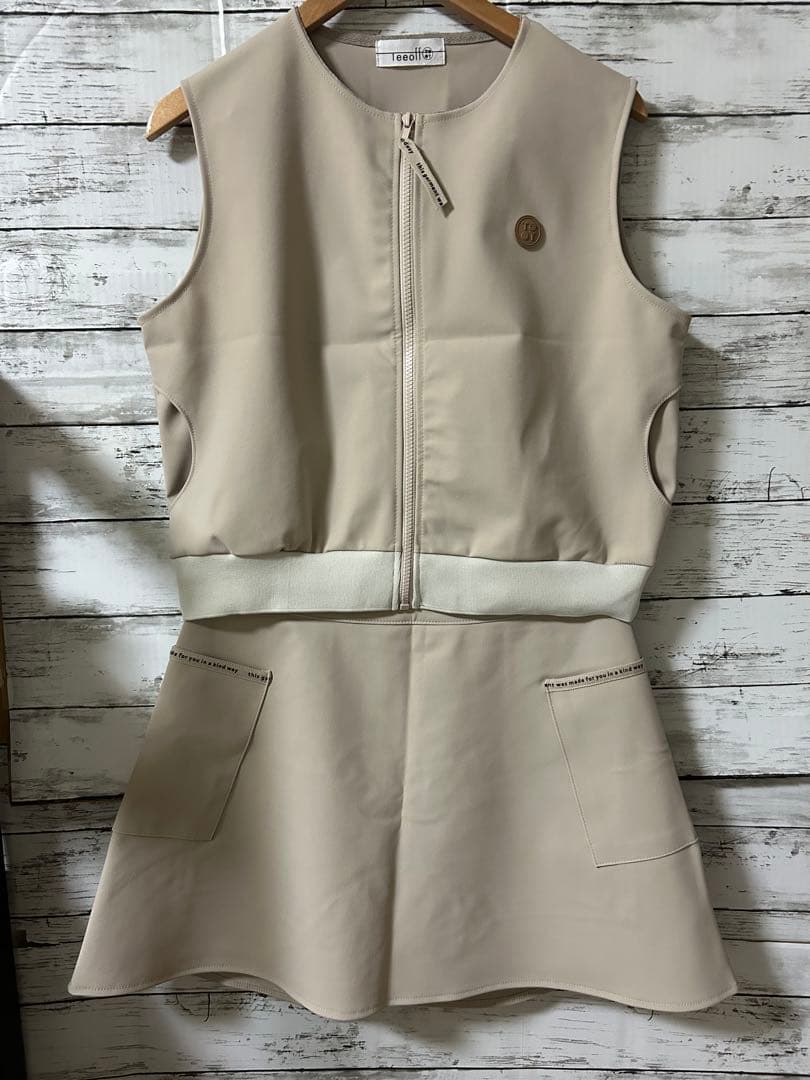 レディースゴルフウェアセットアップ　ベスト　スカートLサイズ　ベージュ　秋服