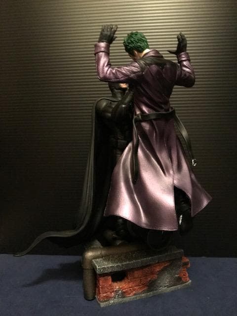 『バットマン：アーカム・ビギンズ』バットマン vs ジョーカー スタチュー