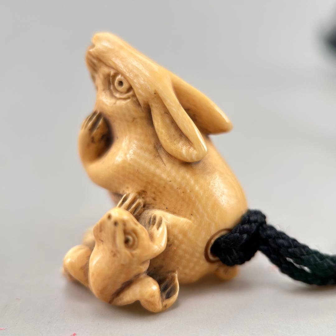 ウサギと子ウサギの彫刻