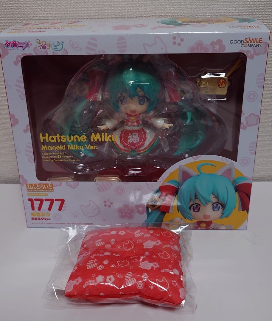 ねんどろいど 初音ミク 招きミクVer 黒招きミクVer. 専用猫座布団付き