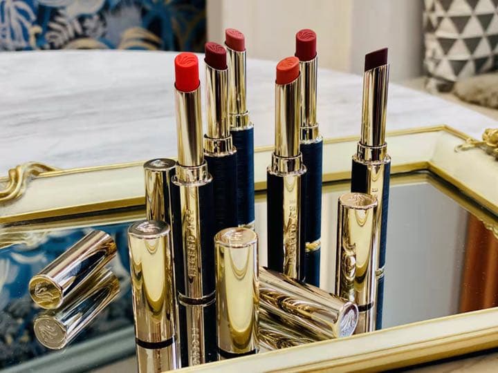 传奇今生口红6支6种颜色 .天然蜂蜡制，不含地蜡和石蜡。送2支唇膏+1个包包