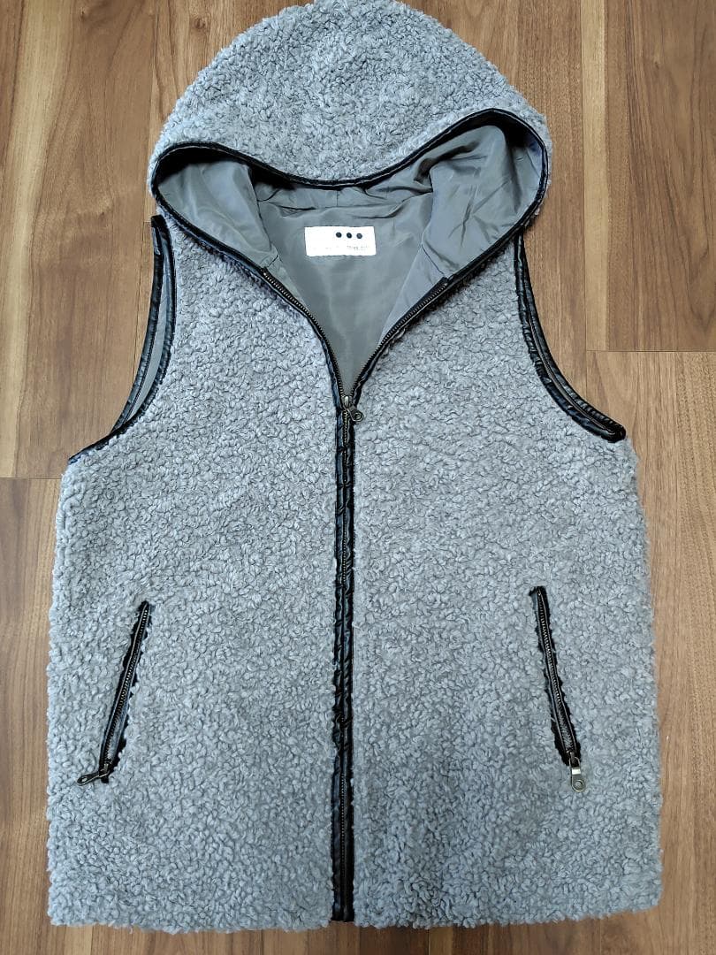 three dots フーディーベスト