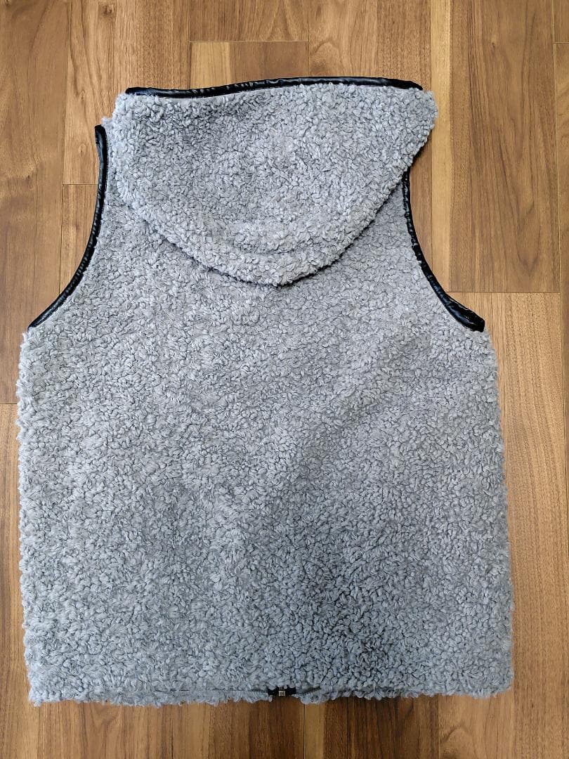 three dots フーディーベスト