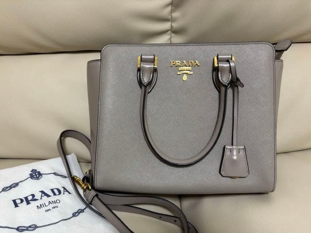 【新品】PRADA ショルダーバッグ　レディース　ベージュ