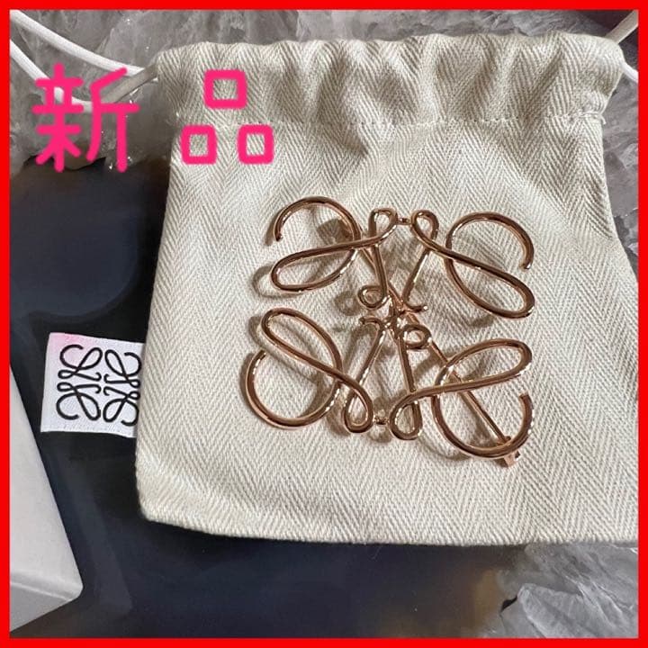 【新品大人気】LOEWE アナグラムブローチ　ローズゴールド