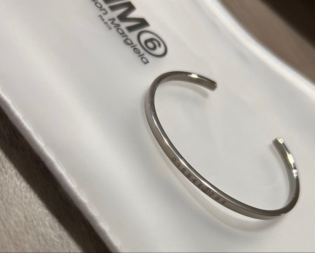 【MM6】Numericミニマルシグネチャーカフブレスレット2025SS