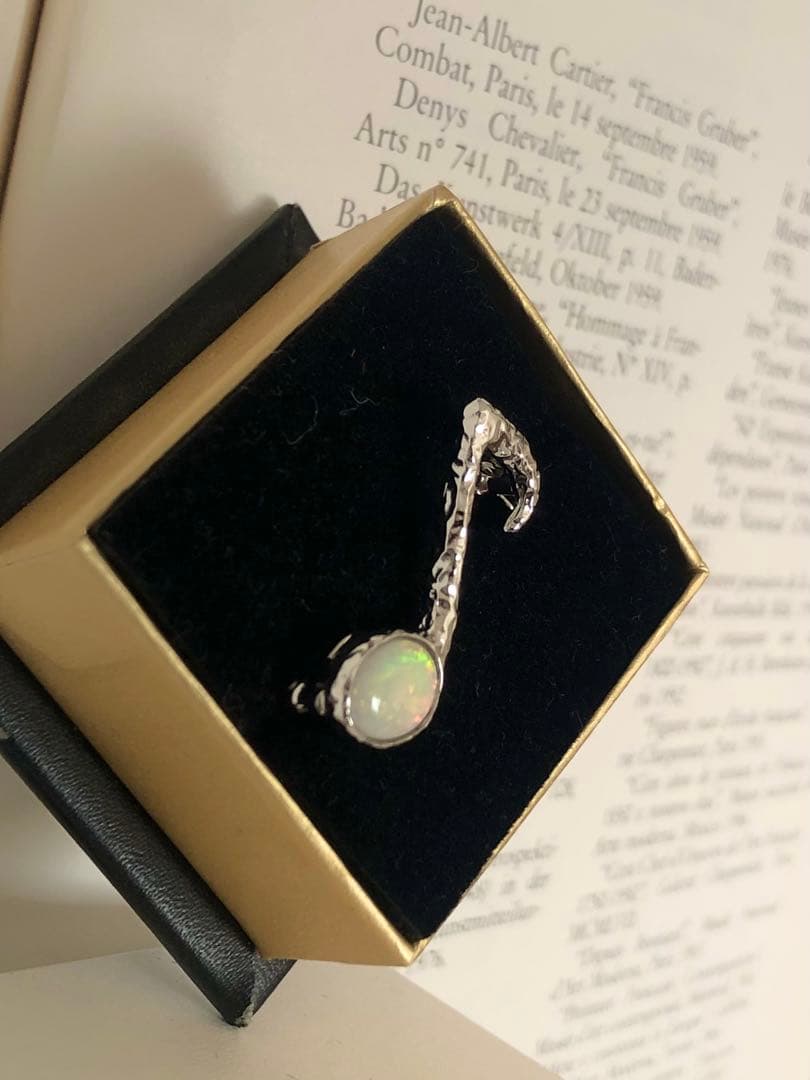 オパール　音符ブローチ