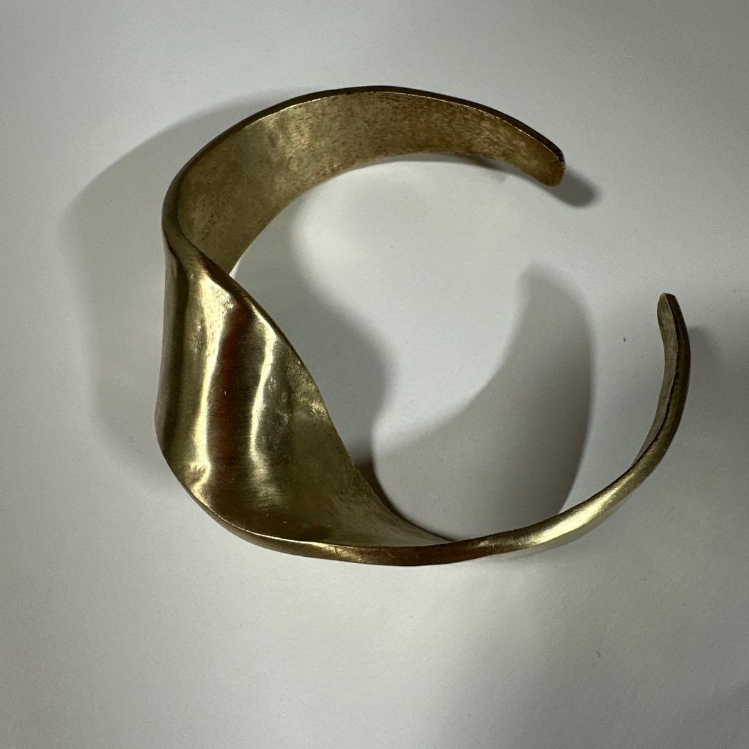 ブランイリスマットゴールドのひねりバングル