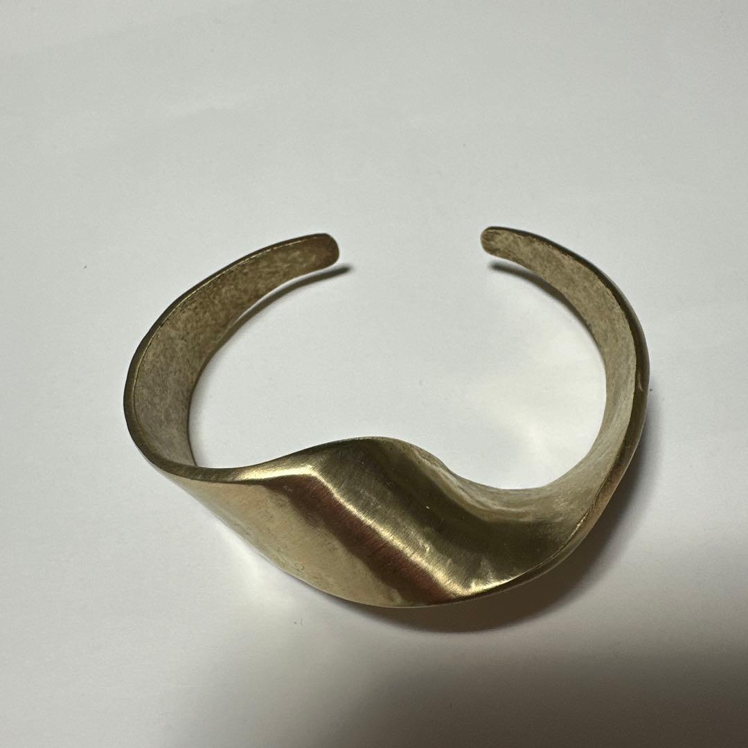 ブランイリスマットゴールドのひねりバングル