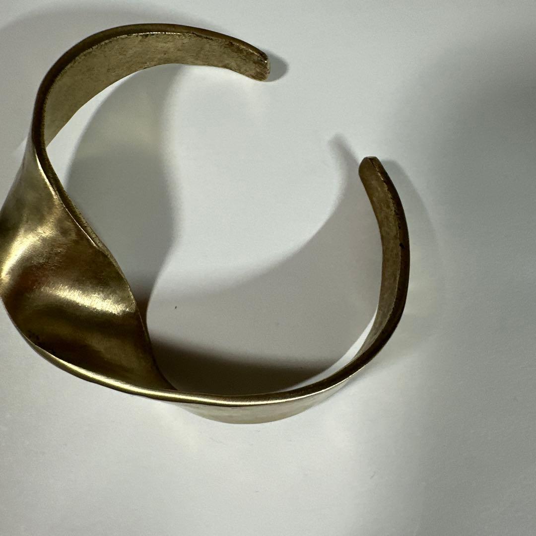 ブランイリスマットゴールドのひねりバングル