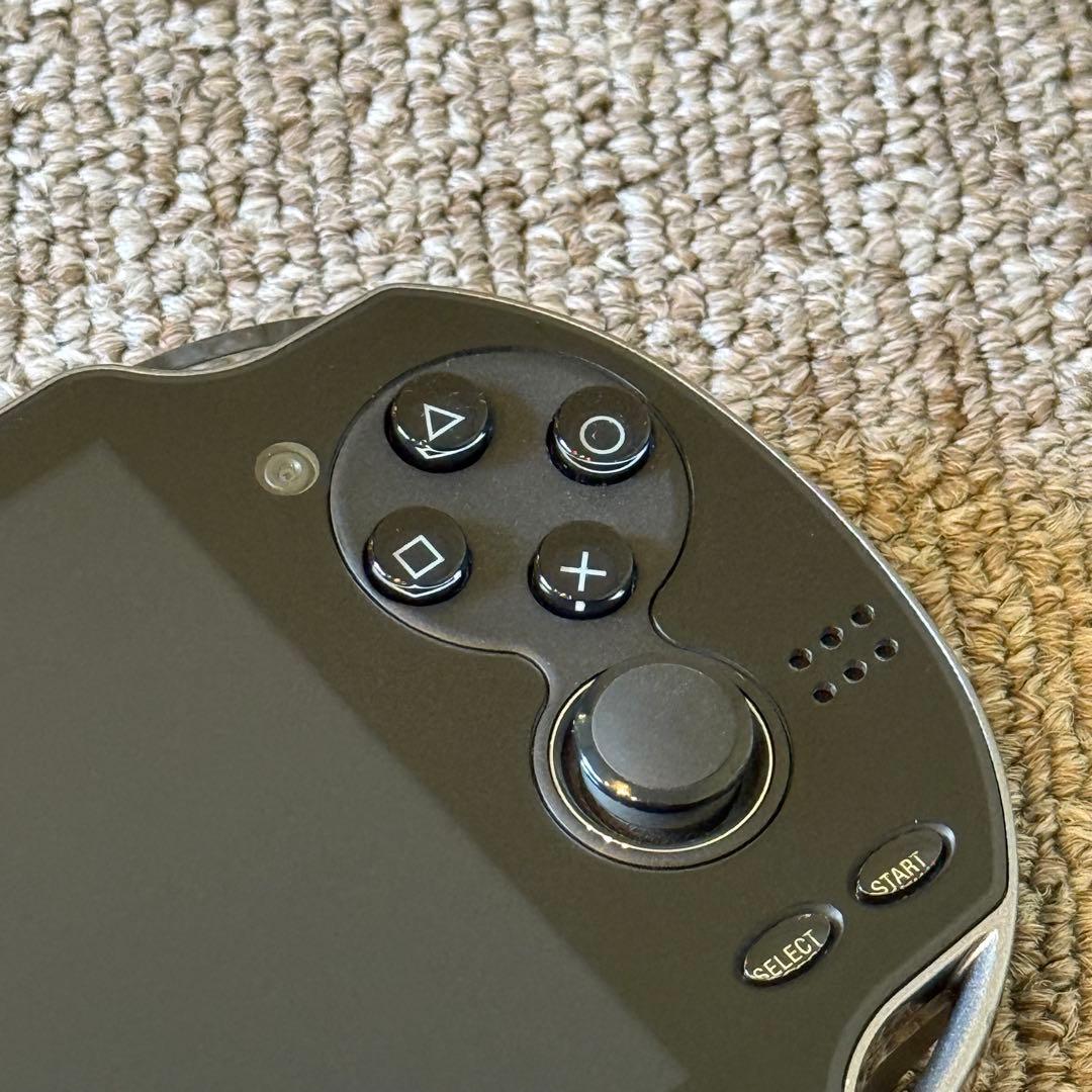 【極美品】PSVITA PCH-1100 クリスタル・ブラック 3-008