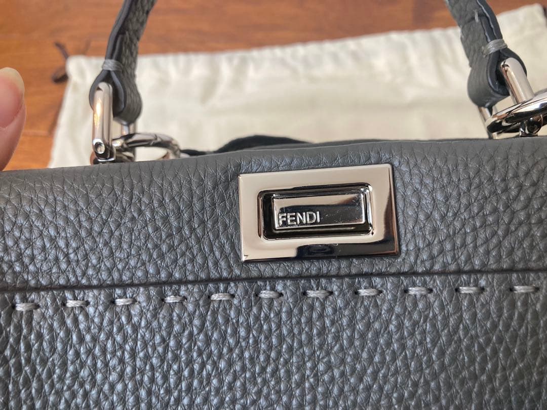 フェンディ FENDI ミニ ピーカブー セレリア グレー