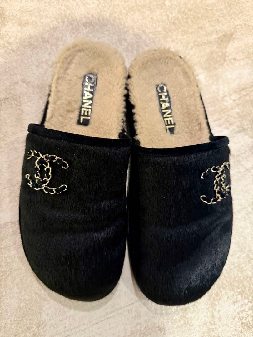 CHANEL ブラックファーミュール