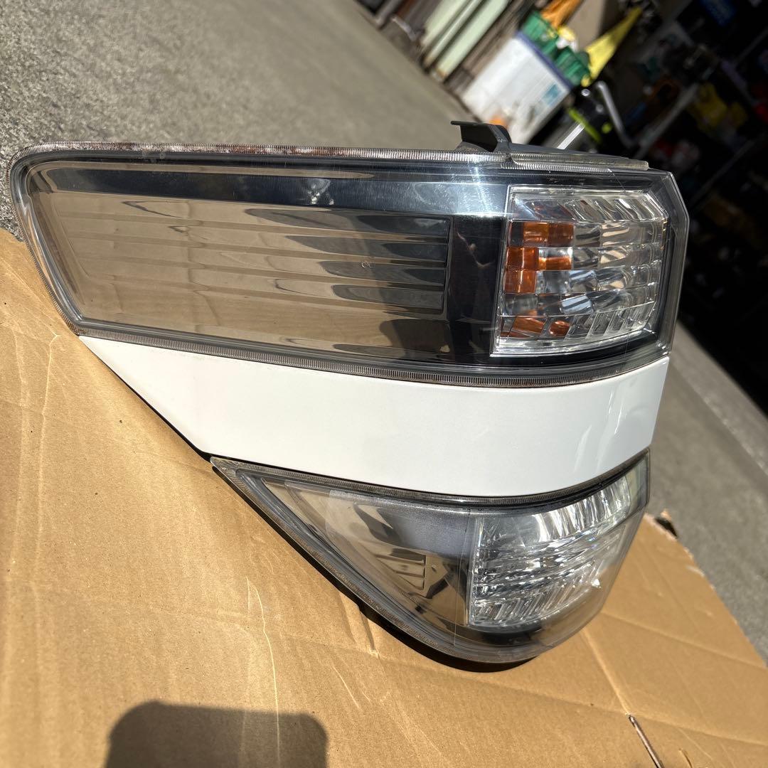 トヨタ20系ヴェルファイア前期　純正テールランプ　左クオーター側
