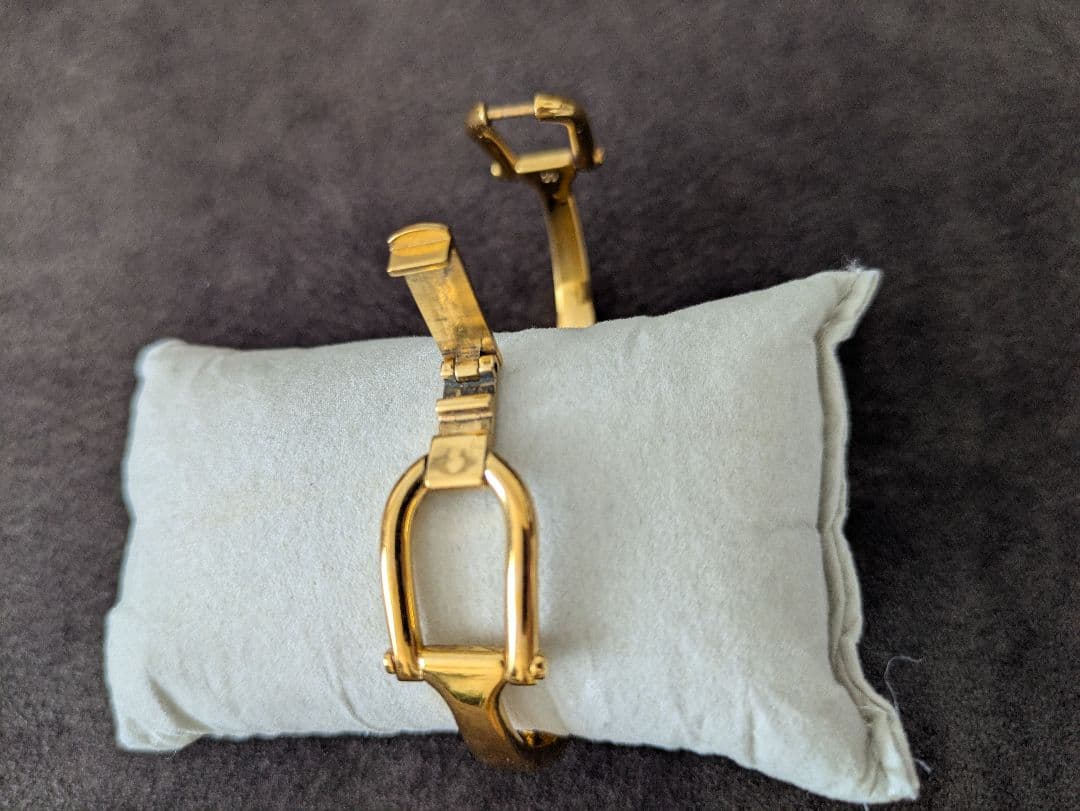 GUCCI ゴールド アナログ時計