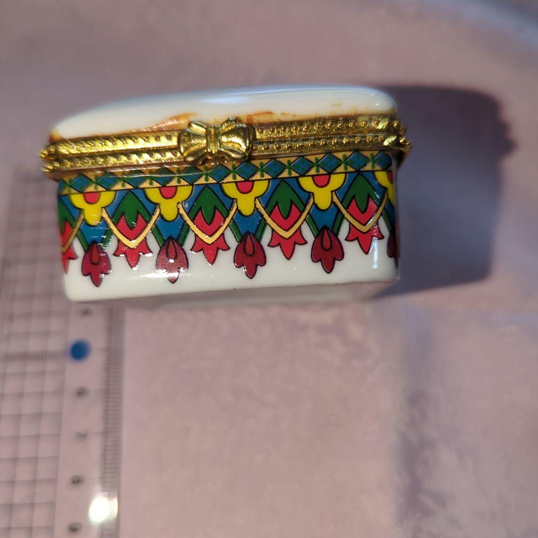 マイセン？装飾的な陶器製ピルケース