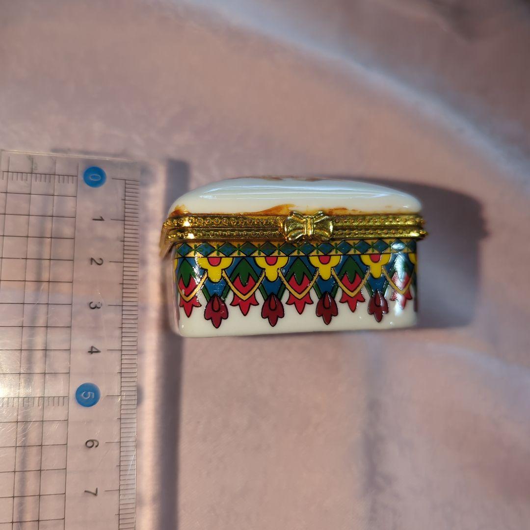 マイセン？装飾的な陶器製ピルケース