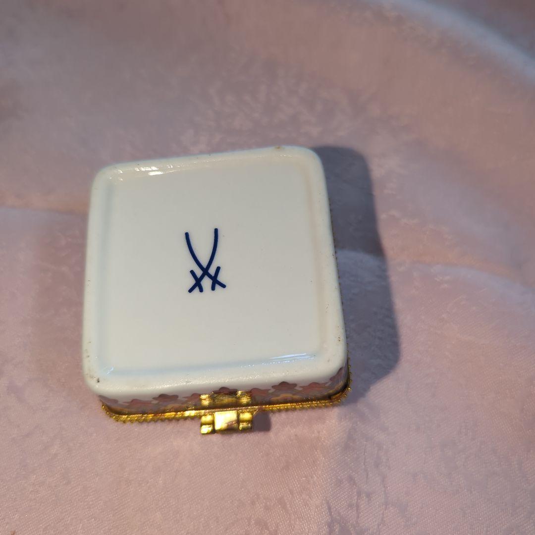 マイセン？装飾的な陶器製ピルケース