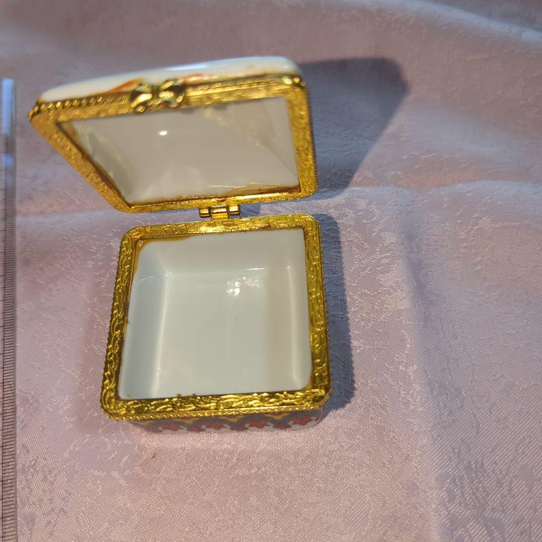 マイセン？装飾的な陶器製ピルケース