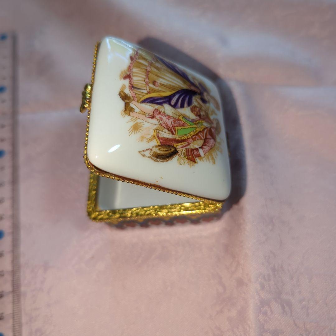 マイセン？装飾的な陶器製ピルケース