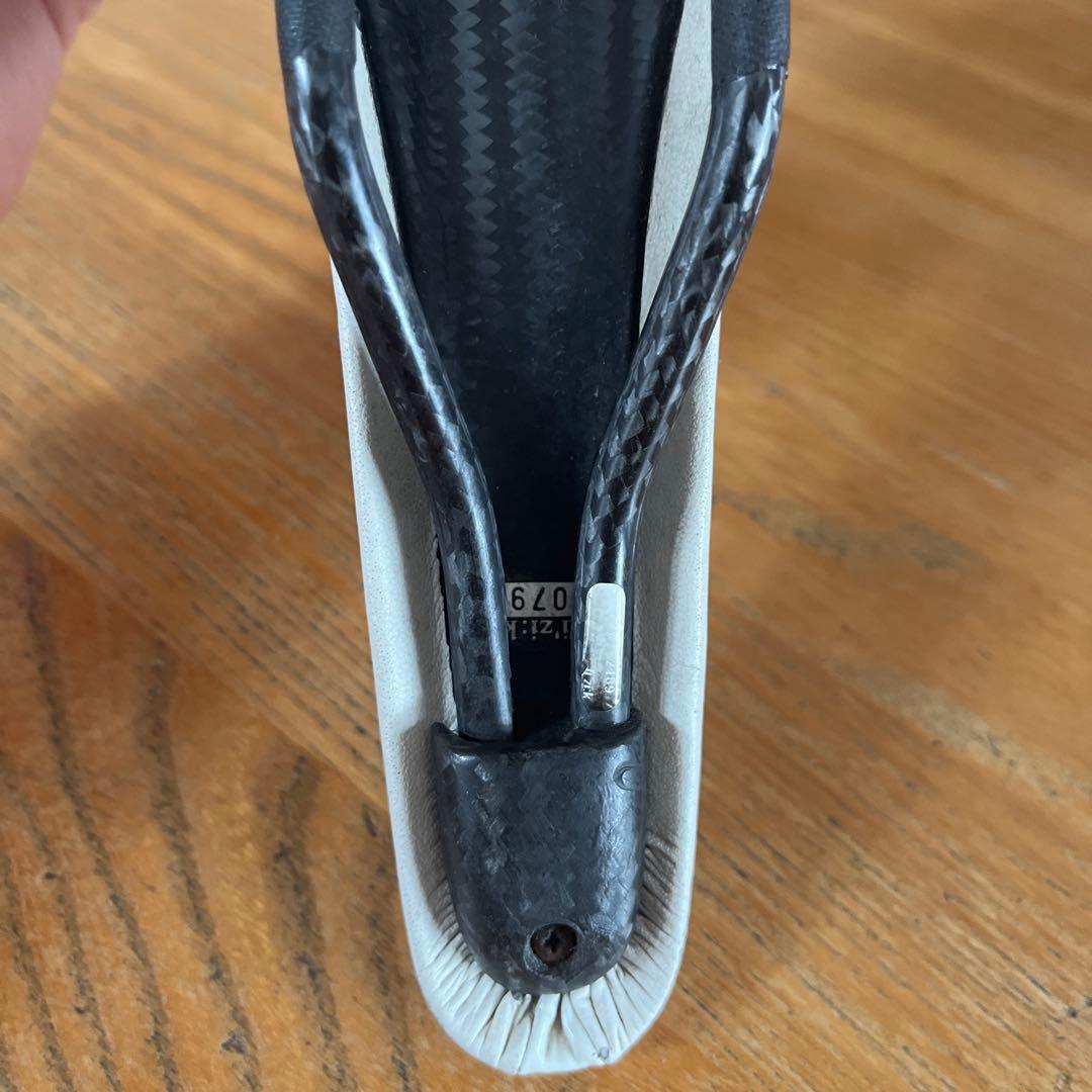 fi'zi:k airone カーボンブレードレール