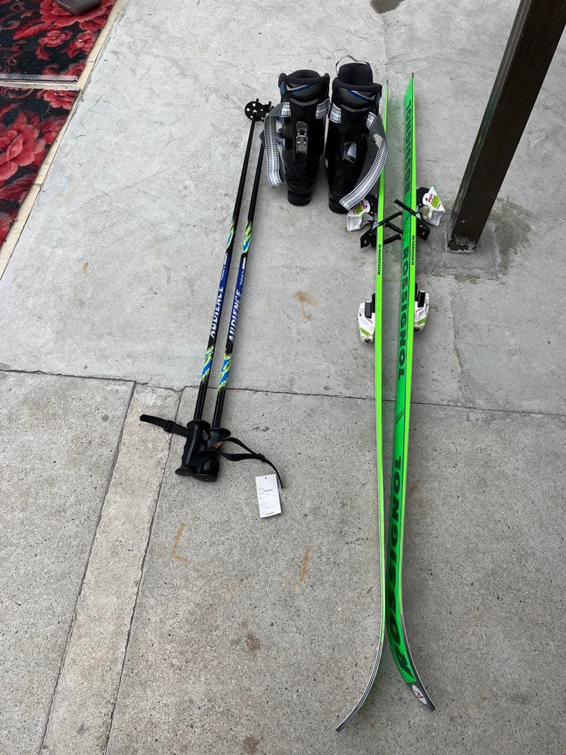 スキー板、ブーツ、ストックのセット