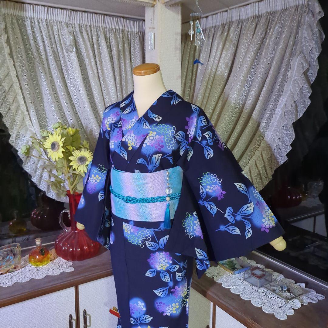 紺の地に、薄紫の紫陽花がほんのりと浮き立つ美しい注染めの浴衣です