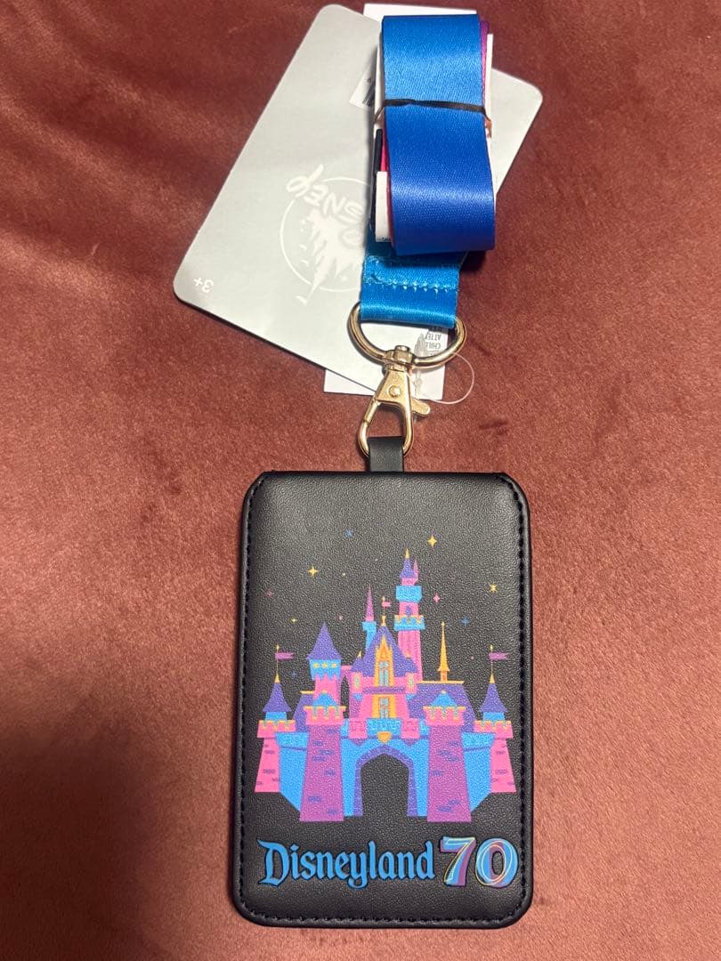 【新品未使用】カリフォルニアディズニー70周年 パスケース(ネックストラップ付)