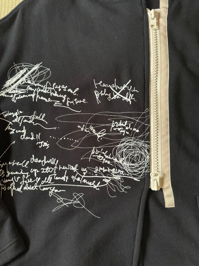 プリ　ムールハイネックパーカー 黒 手書き風グラフィック