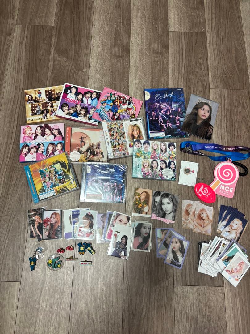 twice まとめ売り (CD、トレカ48枚、バッチ、グッズ)